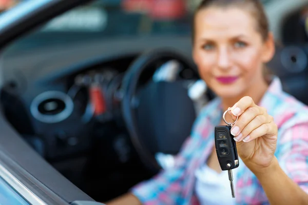 Junge hübsche Frau sitzt in einem Cabrio Auto mit den Schlüsseln in — Stockfoto