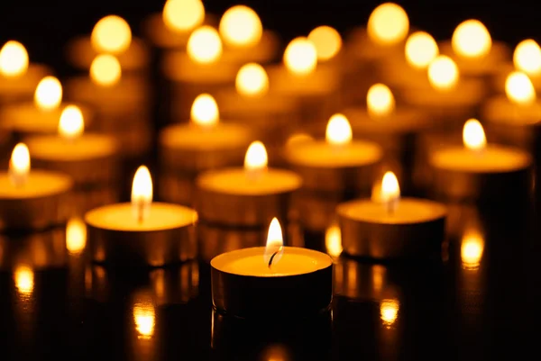 Muchas velas encendidas —  Fotos de Stock