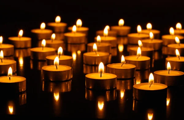 Muchas velas encendidas —  Fotos de Stock