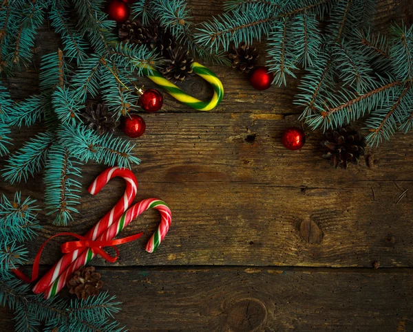 Boże Narodzenie granica z gałęzie drzewa sosna, szyszki, Boże Narodzenie wystrój — Zdjęcie stockowe