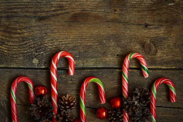 Bordure de Noël avec cônes, décorations de Noël et bonbons peuvent — Photo