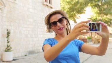Kız şapka ve güneş gözlüğü selfie tarafından smartphone yapma