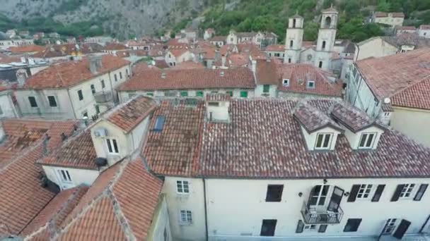 Пролітати над Старе Місто Котор в Чорногорії — стокове відео