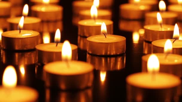 Molte candele accese — Video Stock