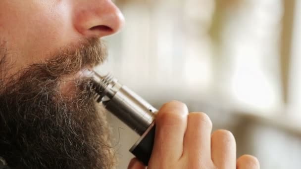 Barbu homme fumant cigarette électronique — Video