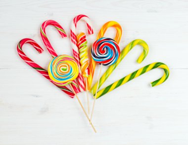 Beyaz ahşap arka plan üzerinde renkli şeker