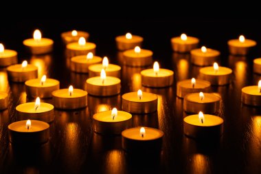 birçok yanan mumlar