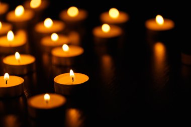 birçok yanan mumlar