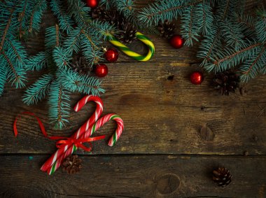 Çam ağacı, koniler, Noel süsleri ile Noel sınır ve