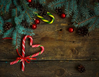 Çam ağacı, koniler, Noel süsleri ile Noel sınır ve