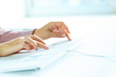 Klavyede yazarak işçisi kadın ofis