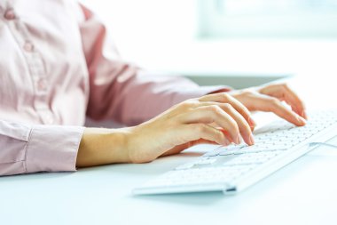 Klavyede yazarak işçisi kadın ofis