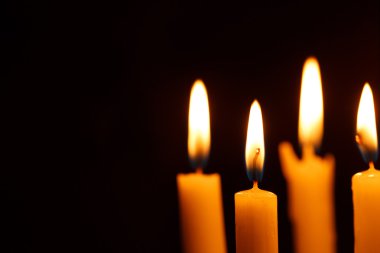 Siyah birçok yanan mumlar