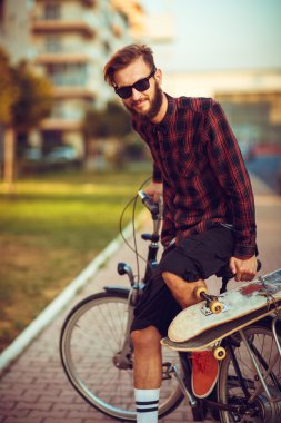 Adam Bisiklete binmek şehir sokak güneş gözlüğü