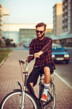 Adam Bisiklete binmek şehir sokak güneş gözlüğü