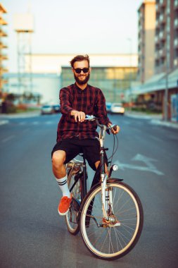 Adam Bisiklete binmek şehir sokak güneş gözlüğü