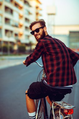 Adam Bisiklete binmek şehir sokak güneş gözlüğü