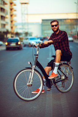 Adam Bisiklete binmek şehir sokak güneş gözlüğü
