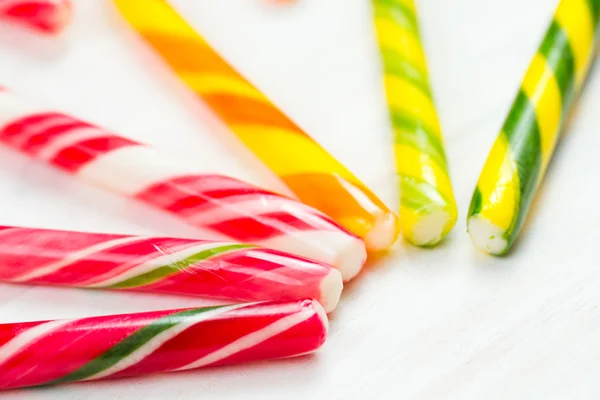 Canne à bonbons de Noël sur un fond en bois blanc — Photo