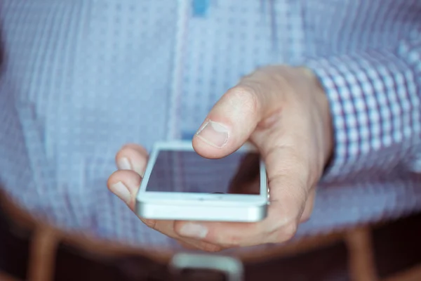 Mão masculina segurando smartphone — Fotografia de Stock