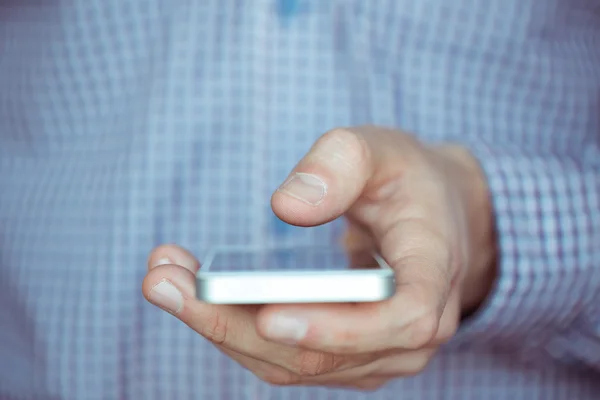 Mão masculina segurando smartphone — Fotografia de Stock