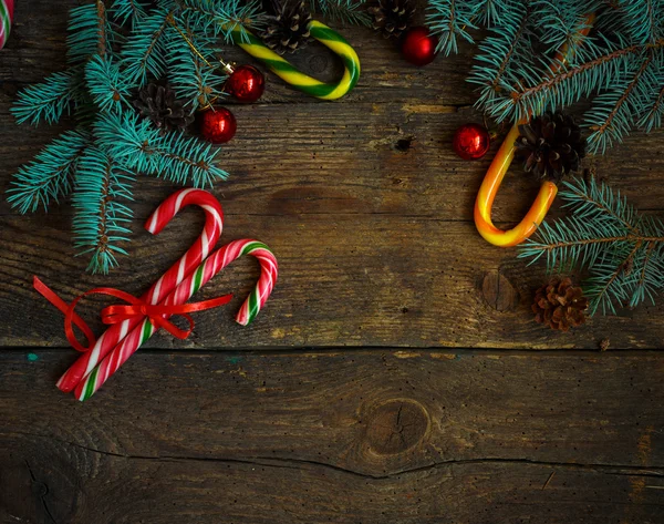 Boże Narodzenie granica z jodły, szyszki, ozdoby świąteczne i — Zdjęcie stockowe