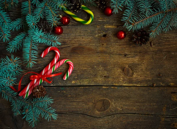 Boże Narodzenie granica z jodły, szyszki, ozdoby świąteczne i — Zdjęcie stockowe