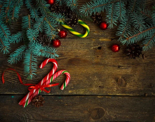 Bordo natalizio con abete, coni, decorazioni natalizie e — Foto Stock