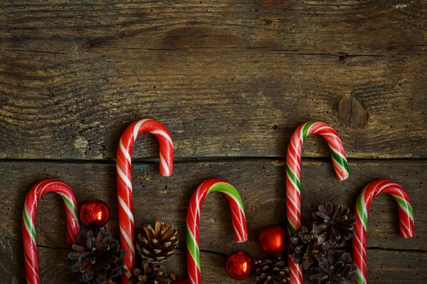Bordure de Noël avec cônes, décorations de Noël et bonbons peuvent — Photo