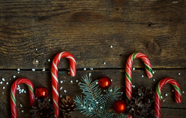 Bordo natalizio con abete, coni, decorazioni natalizie e — Foto Stock