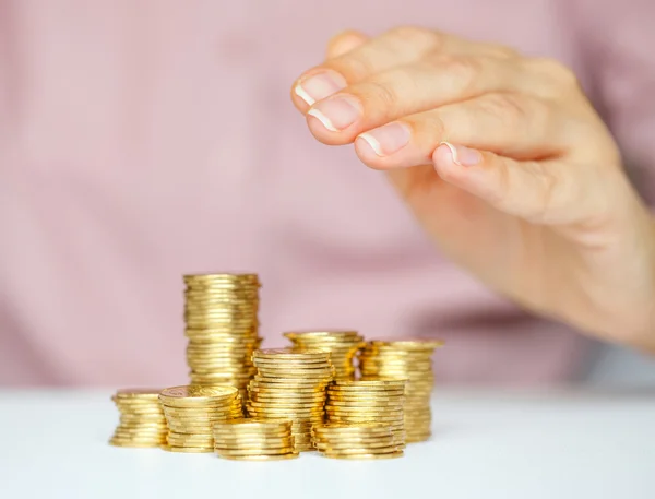 Proteger la nueva creación de empresas - con las manos y la moneda — Foto de Stock