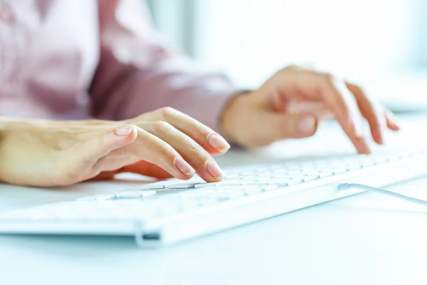 Vrouw kantoor werknemer te typen op het toetsenbord — Stockfoto