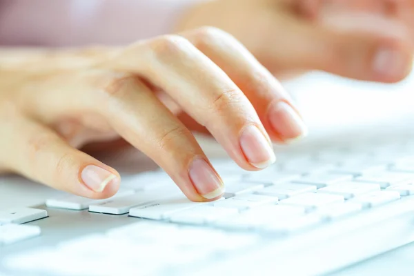 Pracownik biurowy kobieta pisania na klawiaturze — Zdjęcie stockowe