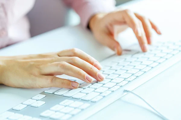 Vrouw kantoor werknemer te typen op het toetsenbord — Stockfoto