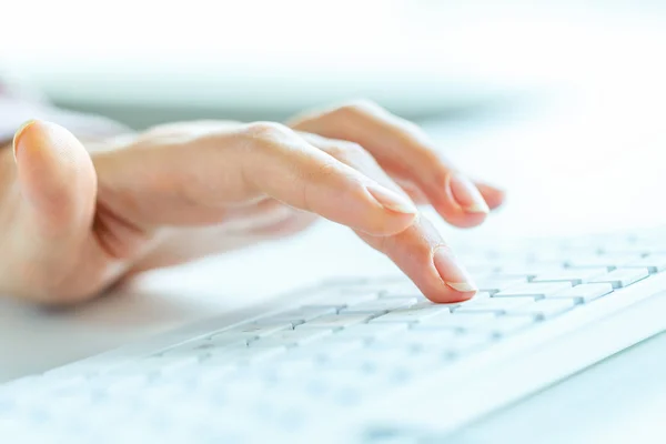 Woman office worker typing on the keyboard — Stock Photo, Image