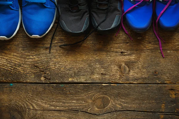 Cierre de zapatillas sobre fondo de madera —  Fotos de Stock