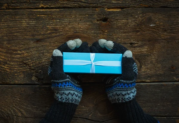 Kobiece ręce w zimowych rękawic z Boże Narodzenie podatek od darowizn pudło — Zdjęcie stockowe