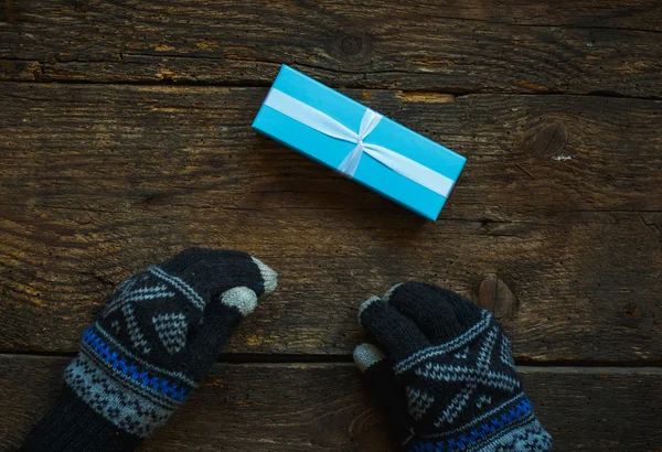 Kobiece ręce w zimowych rękawic z Boże Narodzenie podatek od darowizn pudło — Zdjęcie stockowe