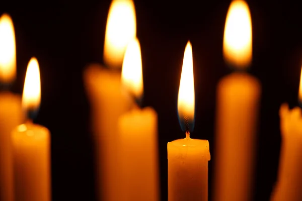 Muchas velas encendidas en negro —  Fotos de Stock