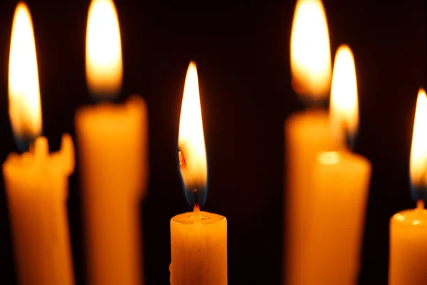 Muchas velas encendidas en negro —  Fotos de Stock