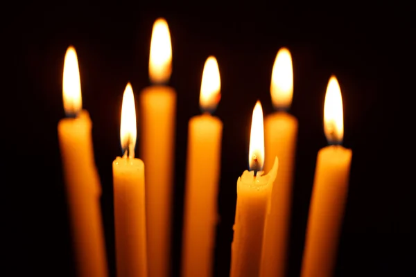 Muitas velas acesas em preto — Fotografia de Stock