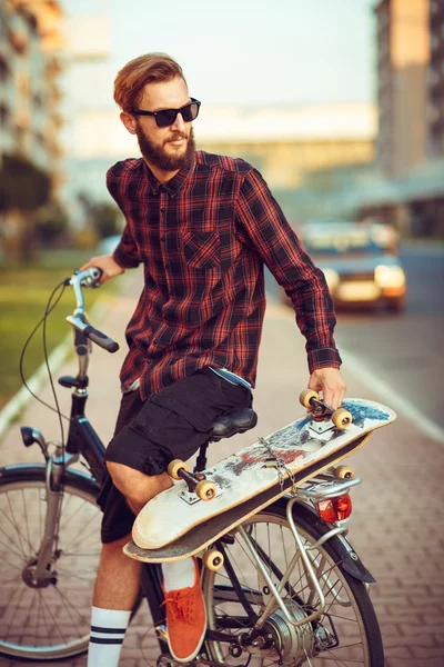 Uomo in occhiali da sole in bicicletta sulla strada della città — Foto Stock