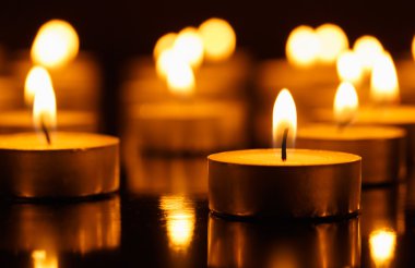 birçok yanan mumlar