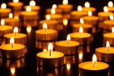 birçok yanan mumlar