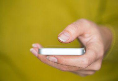 Akıllı telefon kullanan kadın