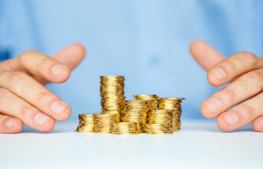 Yeni iş start-up kavramı elleri ve madeni para ile korumak