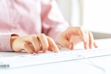 Klavyede yazarak işçisi kadın ofis