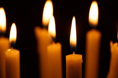 birçok yanan mumlar