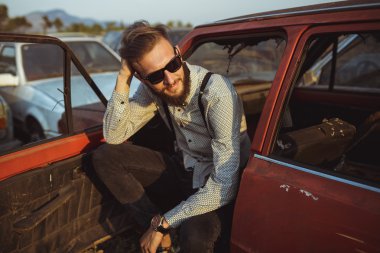 Gömlek ve papyon takan genç yakışıklı şık adam eski c ile