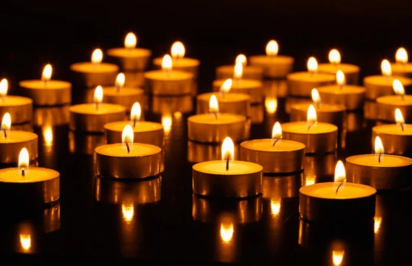 Mnoho hořící svíčky — Stock fotografie